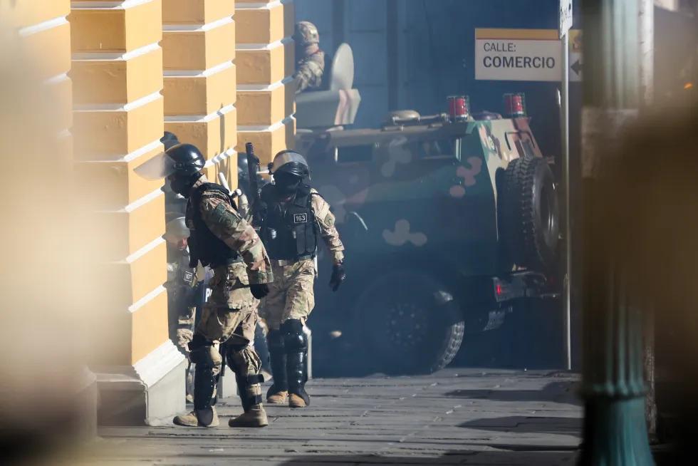 Militares intentan ingresar a la sede del Gobierno de Bolivia, el 26 de junio de 2024, en La Paz