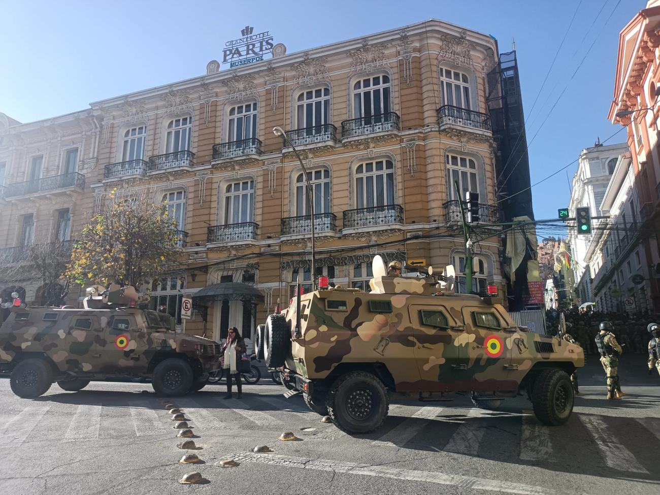 Dos tanques militares frente a la sede del Gobierno de Bolivia