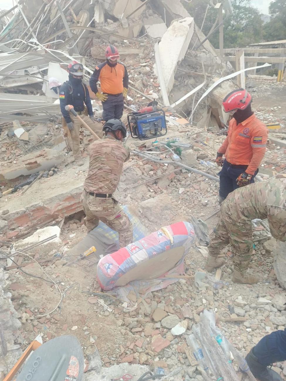 Especialistas bolivianos realizan labores de rescate
