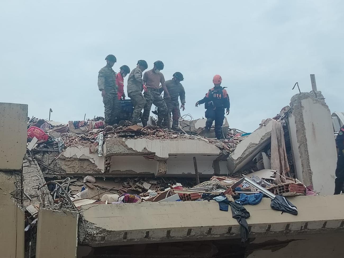 Rescatistas bolivianos realizan labores de evaluación técnica en estructuras colapsadas