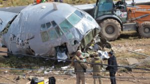 Restos del avión Hércules accidentado en El Alto