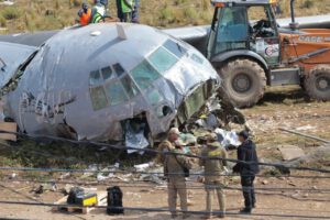 Restos del avión Hércules accidentado en El Alto