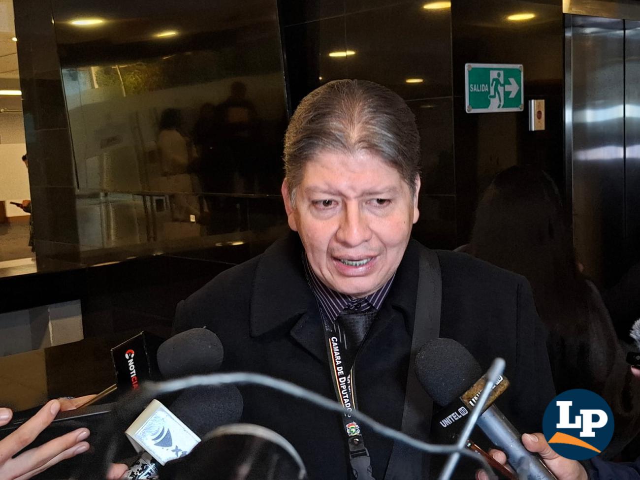 El diputado Zeas en conferencia de prensa