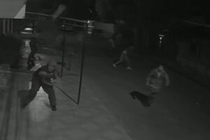 Tras las denuncias de los vecinos, la Policía intervino para dispersar a un grupo de personas que portaba machetes, piedras y palos