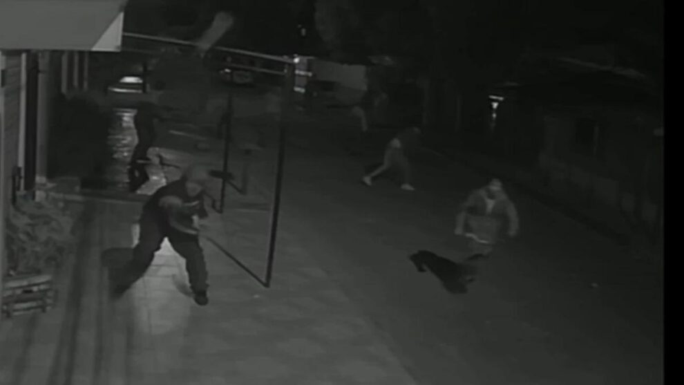 Tras las denuncias de los vecinos, la Policía intervino para dispersar a un grupo de personas que portaba machetes, piedras y palos