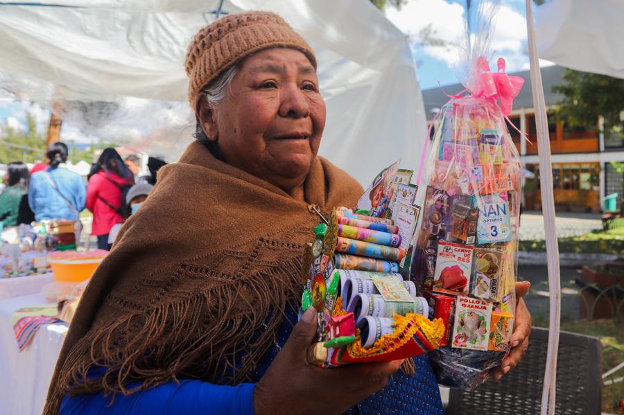 Una mujer aimara sostiene miniaturas de abundancia en una feria este sábado en La Paz (Bolivia)