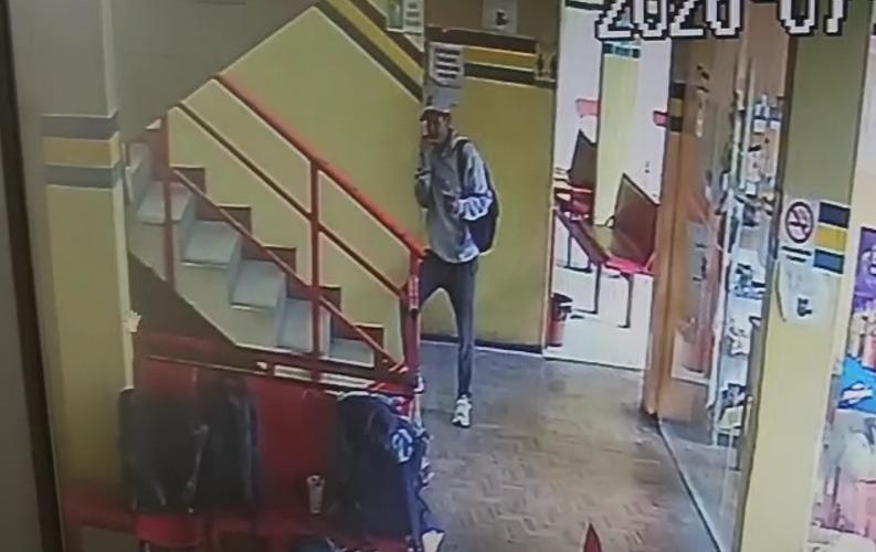 Cámaras captan el robo de 1.000 Bs tras un descuido de un segundo