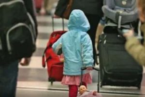 Si el menor viaja con ambos progenitores no es necesario tramitar un permiso