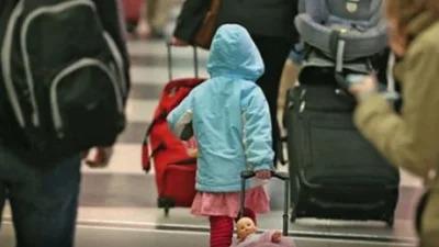 Si el menor viaja con ambos progenitores no es necesario tramitar un permiso
