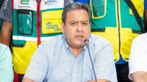El presidente de Yacimientos Petrolíferos Fiscales Bolivianos hablando en una conferencia de presa
