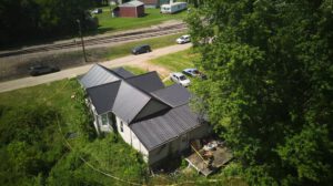 Vista aérea de la vivienda asegurada por autoridades de Ohio