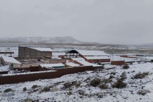 Una nevada cubrió de manto blanco el municipio de San Pablo de Lípez en Potosí