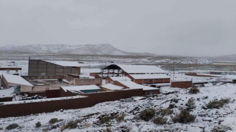 Una nevada cubrió de manto blanco el municipio de San Pablo de Lípez en Potosí