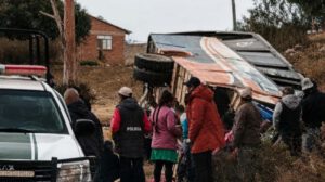 El bus quedó volcado a un costado de la carretera