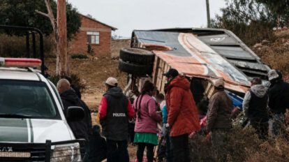 El bus quedó volcado a un costado de la carretera