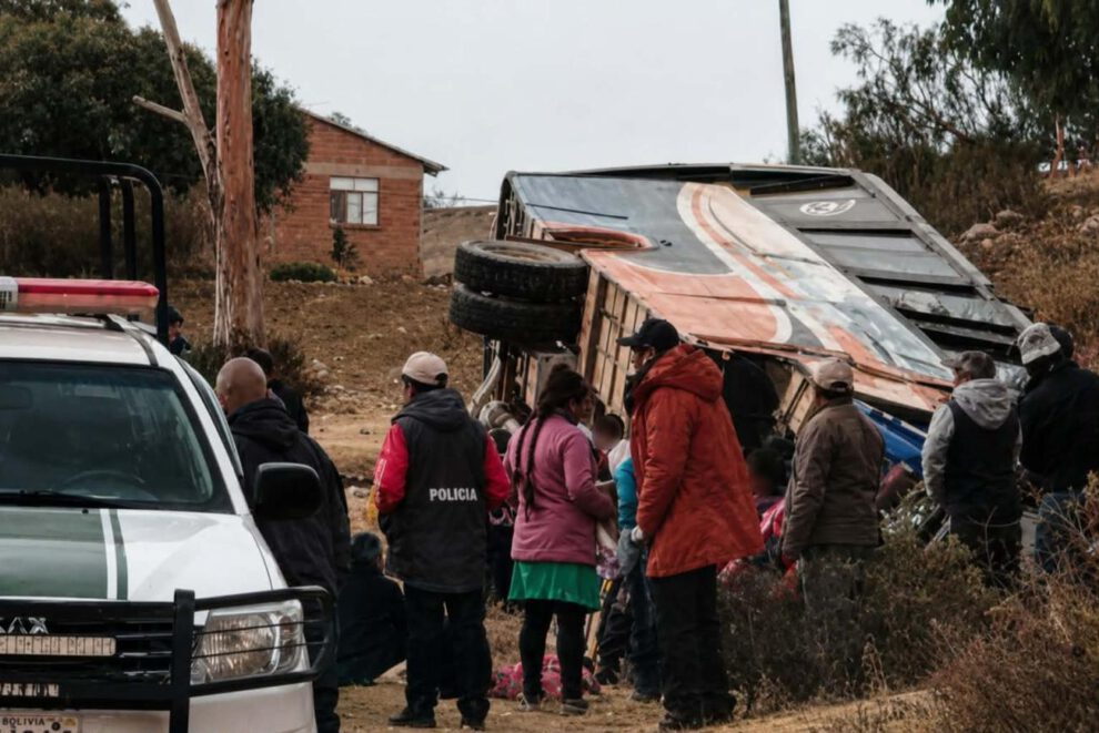 El bus quedó volcado a un costado de la carretera