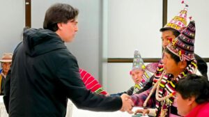 Autoridades gubernamentales y representantes de Tinguipaya sostuvieron una reunión de trabajo