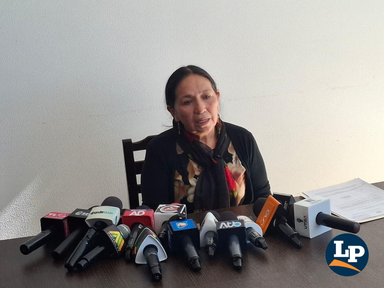 La senadora Yarhui en conferencia de prensa