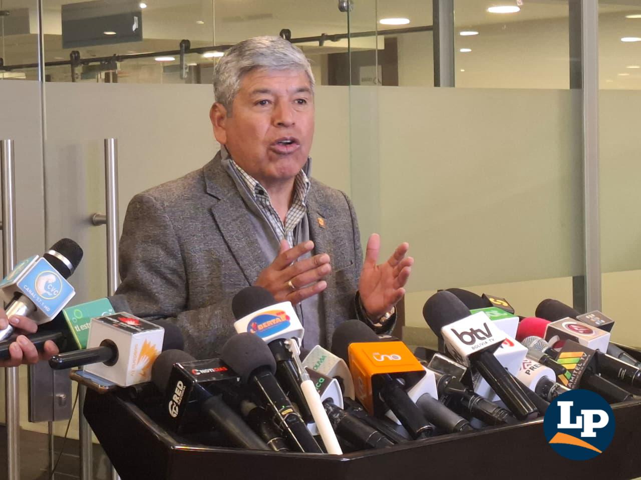El senador Porcel en conferencia de prensa