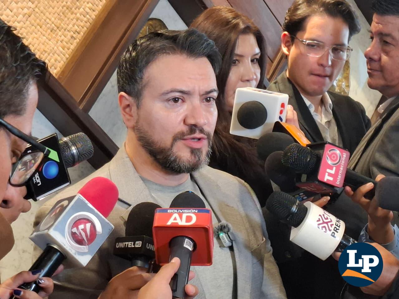 El diputado Reyes en conferencia de prensa