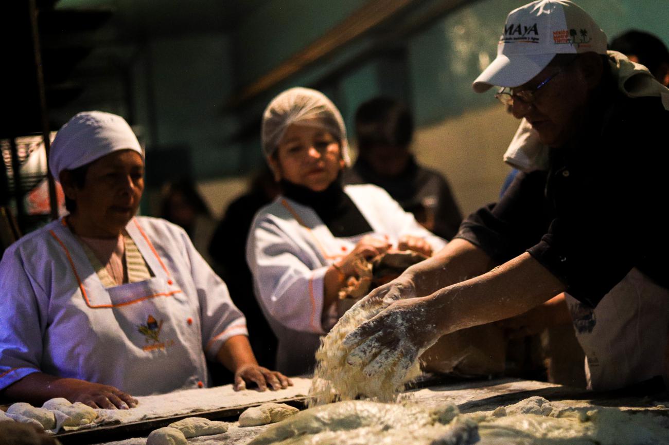 Un maestro panadero elabora panes durante la conmemoración del Día de la Marraqueta, el emblemático ‘pan de batalla’ este lunes, en La Paz (Bolivia).