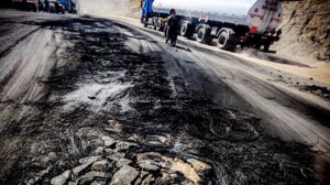 Las evaluaciones técnicas evidencian deterioro acelerado en formación de baches superficiales y profundos, acumulación de residuos sólidos y material sobre la calzada