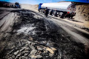 Las evaluaciones técnicas evidencian deterioro acelerado en formación de baches superficiales y profundos, acumulación de residuos sólidos y material sobre la calzada