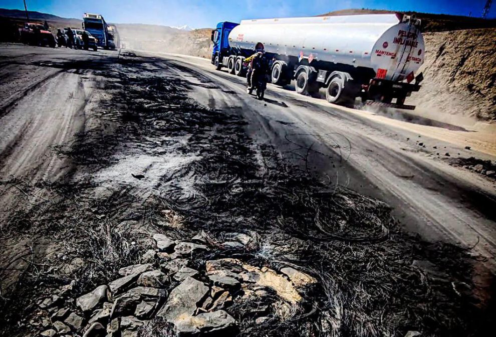 Las evaluaciones técnicas evidencian deterioro acelerado en formación de baches superficiales y profundos, acumulación de residuos sólidos y material sobre la calzada