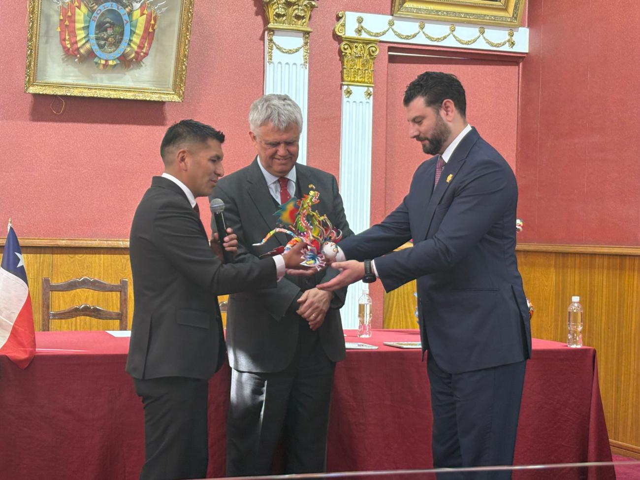 Alcalde de Oruro, junto al cónsul de Chile