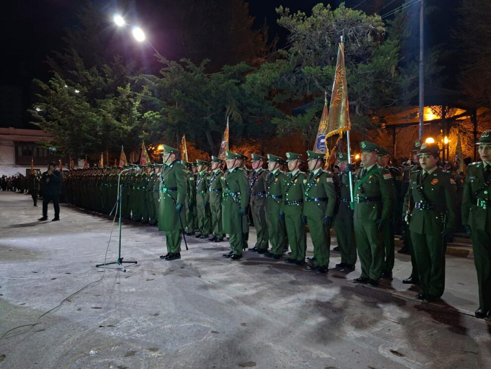 Dese los uniformados: “¡200 años de historia, vocación y servicio a la patria!”