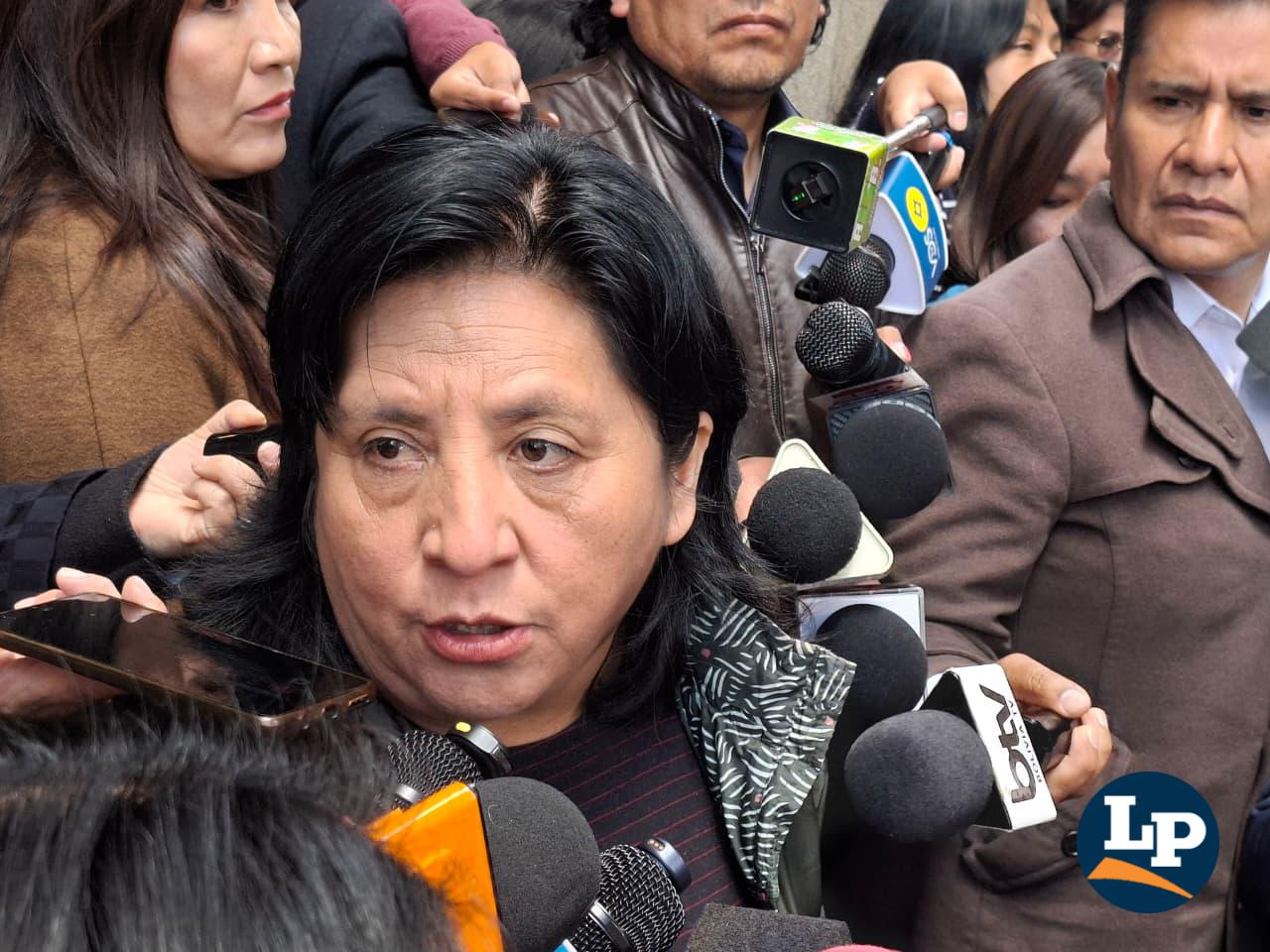 La diputada Bilbao en conferencia de prensa