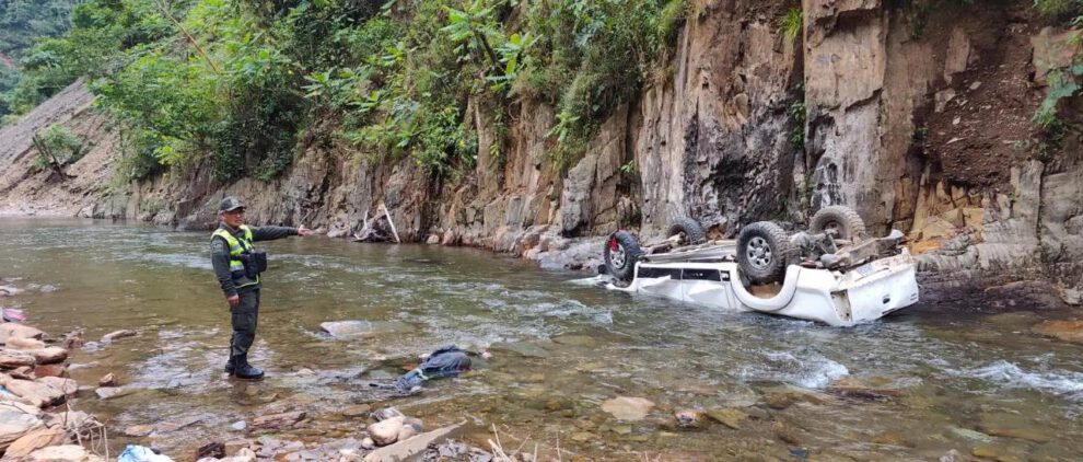 Un vehículo cayó en el río Vagante