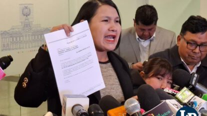 La senadora Pachacute en conferencia de prensa