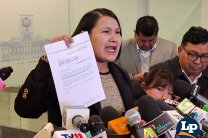 La senadora Pachacute en conferencia de prensa