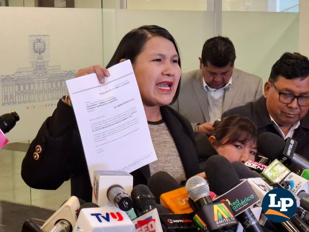 La senadora Pachacute en conferencia de prensa