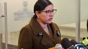 La diputada Claros en conferencia de prensa