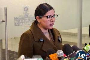 La diputada Claros en conferencia de prensa