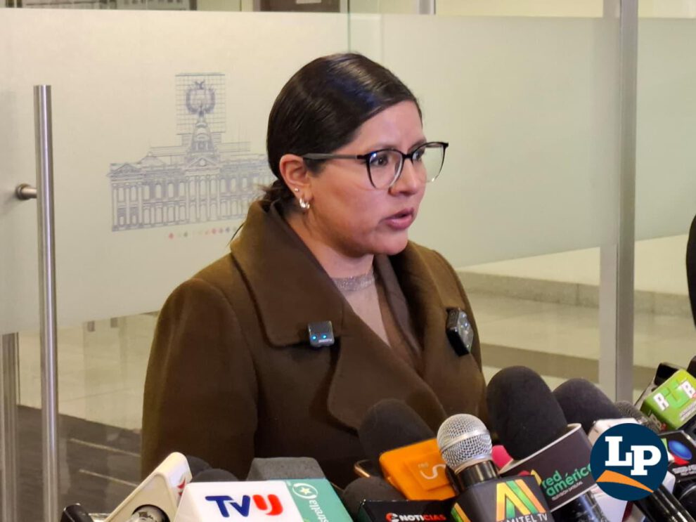 La diputada Claros en conferencia de prensa