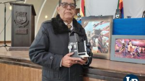 Oscar Hinojosa sostiene una de las cámaras que usó en el pasado