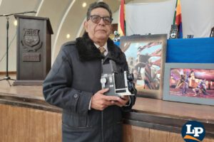 Oscar Hinojosa sostiene una de las cámaras que usó en el pasado