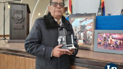 Oscar Hinojosa sostiene una de las cámaras que usó en el pasado