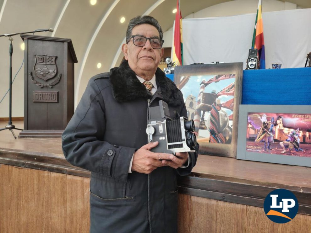 Oscar Hinojosa sostiene una de las cámaras que usó en el pasado