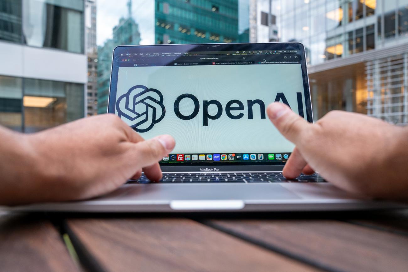 Fotografía de archivo que muestra a una persona revisando su computador con el logo de OpenAI, en Nueva York (Estados Unidos).
