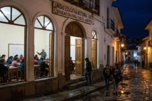 Educación nocturna en Sucre: las aulas del centro siguen abiertas pese a la baja afluencia
