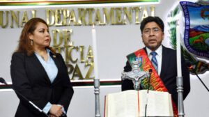 Isaías Jorge Vargas Chambi (d), nuevo presidente del TDJ de La Paz