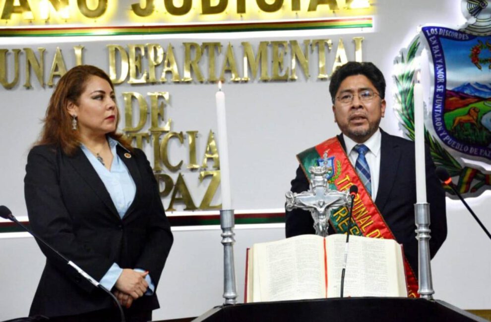 Isaías Jorge Vargas Chambi (d), nuevo presidente del TDJ de La Paz
