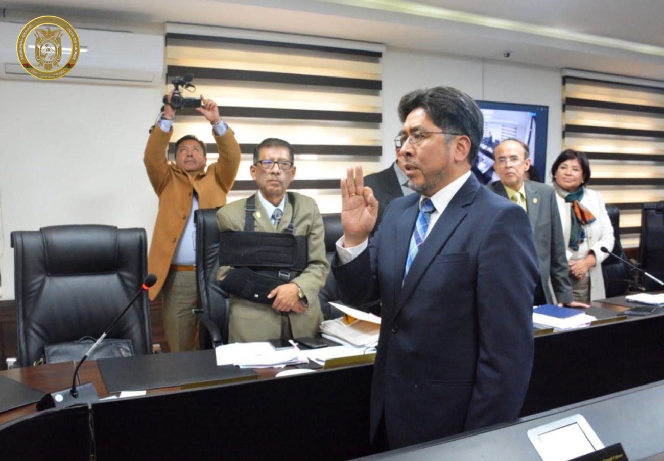 Isaías Vargas Chambi durante su juramento como nuevo presidente del TDJ de La Paz