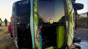 Bus volcado tras el accidente