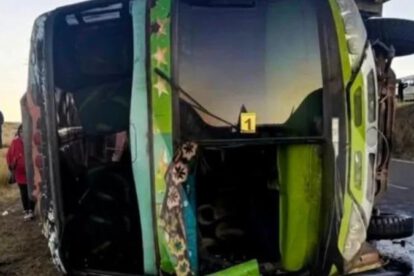 Bus volcado tras el accidente