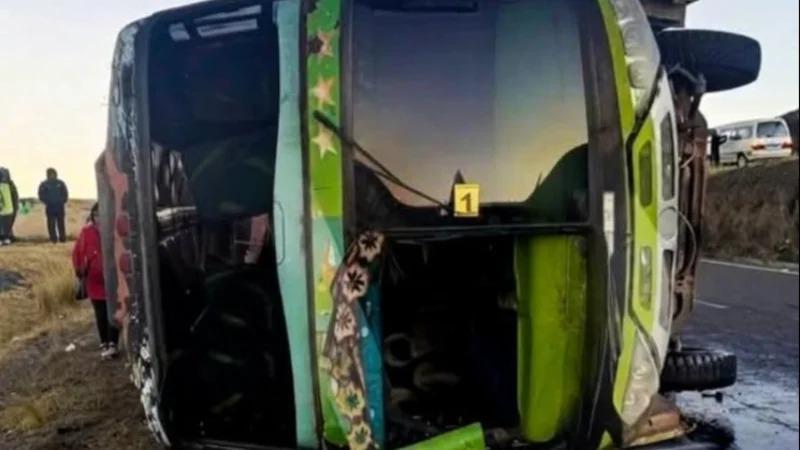 Bus volcado tras el accidente